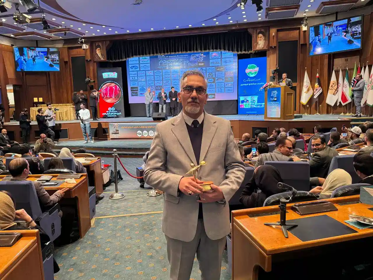دریافت لوح تقدیر سید سعید علوی